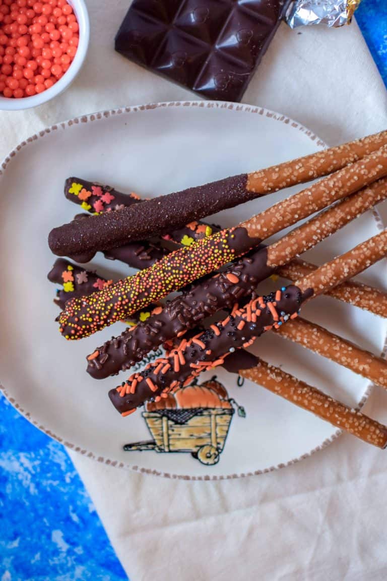 Easy Chocolate Dipped Pretzels | Simple Holiday Dessert